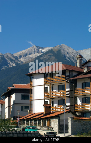 Case di recente costruzione per la vendita agli investitori, Bansko, montagne Pirin, Bulgaria Foto Stock