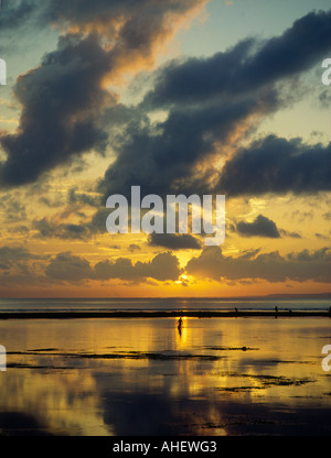 Guardando oltre la calma acque all alba alla silhouette del reef pescatori off Sanur Beach sulla costa sud est Bali Indonesia Foto Stock