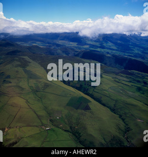 Paesaggio di antenna di campi coltivati in cerca come grande mosaico avvicina l'Aeroporto Quito Quito Pichincha Provincia Ecuador Foto Stock