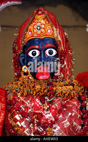 Piccolo santuario urbano per la dea della guerra e del caos Agra India Foto Stock