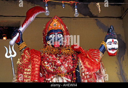 Piccolo santuario urbano per la dea della guerra e del caos Agra India Foto Stock