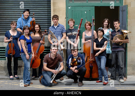 Parte del National Youth Orchestra tra prove DIETRO LE QUINTE FORUM BATH REGNO UNITO Foto Stock