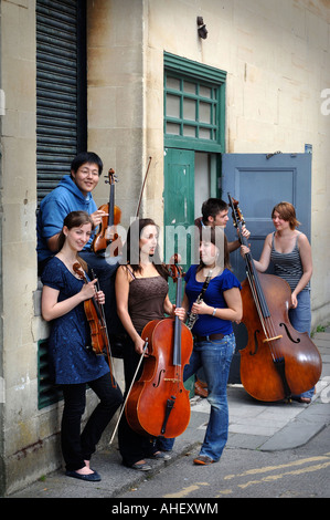 Parte del National Youth Orchestra tra prove nella fase porta del bagno FORUM REGNO UNITO Foto Stock