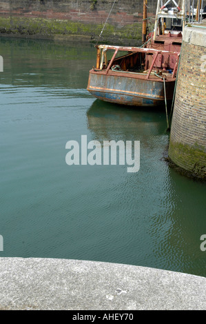 Arrugginimento barca da pesca in Maryport Porto West Cumbria Foto Stock