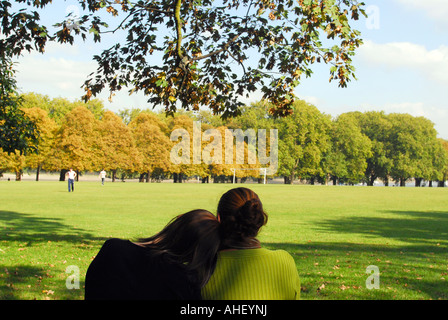 Due femmine seduta sul banco a Wandsworth Park London REGNO UNITO Foto Stock