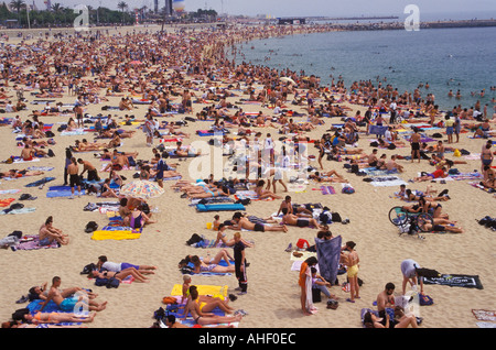 Spagna Catalunya Barcellona Platja de la Nova Icaria weekend folla in spiaggia Foto Stock