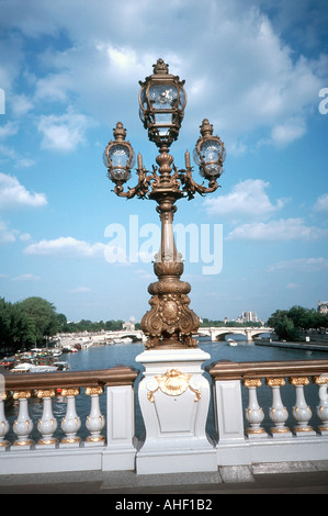 Parigi Francia, Monumento francese "Pont Alexandre III" Ponte lampada sul fiume Senna (esposizione universelle 1900) Foto Stock