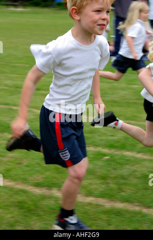 Cinque anni di old boy in esecuzione in una scuola di sport giorni di gara Foto Stock