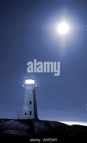 Il faro di Peggy's Cove scattata di notte con una luna piena e cielo chiaro. Foto Stock
