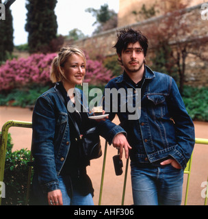 Bella giovane coppia di turisti in giacche di denim bere caffè espresso Al giardino del Palazzo dell'Alhambra a Granada Andalusia Spagna meridionale KATHY DEWITT Foto Stock