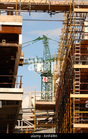 La costruzione dell'edificio sito con gru e ponteggi Foto Stock