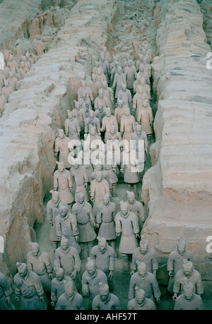 Antica storia del mondo. Cinese storico Guerrieri di Terracotta esercito nel box in Xian in Cina in Asia. Avventura di viaggio cultura estremo oriente Foto Stock