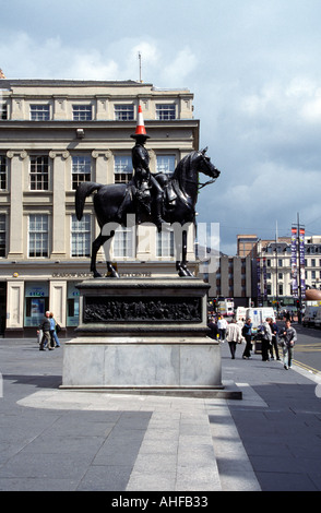 statua del duca di wellington con il suo tradizionale cono di traffico fuori dalla Galleria d'Arte moderna, Royal Exchange Square Glasgow Scotland Europe Foto Stock