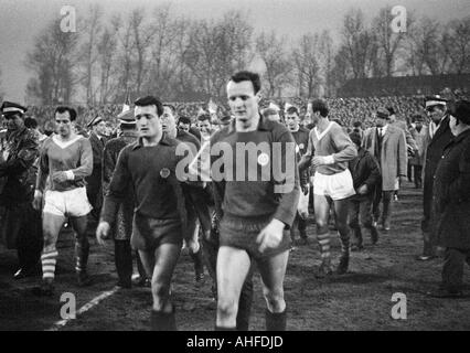 Calcio, Bundesliga, 1964/1965, Glueckaufkampfbahn Stadium, Schalke 04 contro 1. FC Kaiserslautern 1:0, i giocatori di calcio, f.l.t.r. Willi Koslowski (S04), Roland Kiefaber (FCK), Juergen Neumann (FCK) Foto Stock