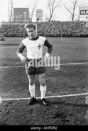 Calcio, Bundesliga, 1964/1965, Glueckaufkampfbahn Stadium, Schalke 04 rispetto al Werder Brema 1:0, calciatore Diethelm ha Ferner (Brema) Foto Stock