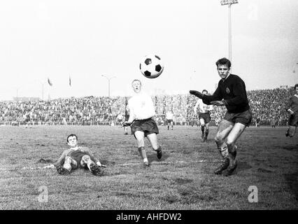 Calcio UEFA internazionale della gioventù torneo di classe 1965, finale, Repubblica democratica tedesca rispetto all'Inghilterra 3:2, Gruga Stadium di Essen, scena della partita Foto Stock