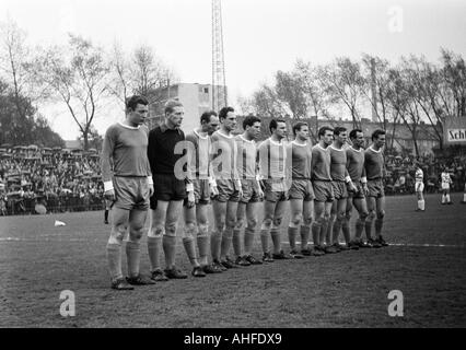 Calcio, Bundesliga, 1964/1965, Glueckaufkampfbahn a Gelsenkirchen, FC Schalke 04 versus Meidericher SV 1:2, team fotografia, colpo di Schalke 04, f.l.t.r. Manfred Kreuz, Horst Muehlmann, Willi Schulz, Hans Juergen beker Waldemar Gerhardt, Hans Nowak, Foto Stock