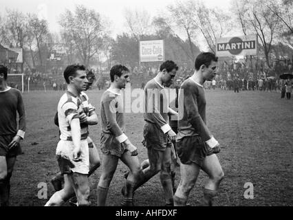 Calcio, Bundesliga, 1964/1965, Glueckaufkampfbahn Stadium, FC Schalke 04 versus Meidericher SV 1:2, i giocatori di calcio, f.l.t.r. Manfred Mueller (MSV), Karl Heinz Bechmann (S04), Hans Nowak (S04), Manfred Kreuz (S04) Foto Stock