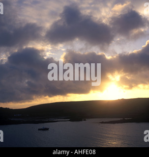 Sunset over Bryher, visto da Tresco nelle isole Scilly. Foto Stock
