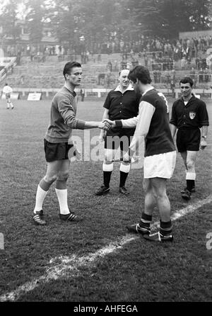 Calcio internazionale junior torneo di classe 1965, FC Burnley versus Ajax Amsterdam 2:1, Jahn Stadium di Marl, arbitro, capitani del team Foto Stock