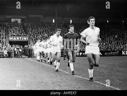 Calcio, Bundesliga, 1965/1966, FC Schalke 04 contro il Borussia Moenchengladbach 0:0, team di Gladbach entra nel Glueckaufkampfbahn Stadium, capitano della squadra Heinz Lowin, dietro il detentore Rudolf Kraetschmer, Egon Milder, Heinz Wittmann, Gerhard Elfert, Herbert Foto Stock