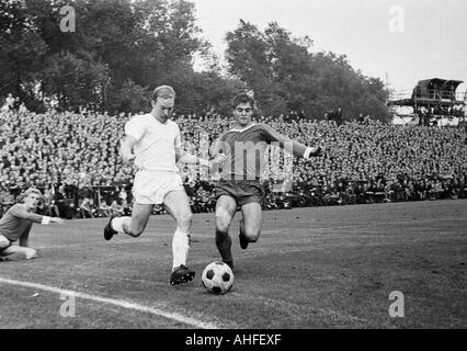 Calcio, Bundesliga, 1965/1966, FC Schalke 04 contro il Borussia Moenchengladbach 0:0, Stadio Glueckaufkampfbahn a Gelsenkirchen, scena del match, Bernd Rupp (MG) in possesso palla, sinistra Klaus Fichtel (S04), destra Friedel Rausch (S04) Foto Stock