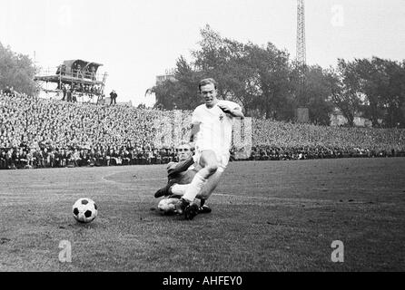 Calcio, Bundesliga, 1965/1966, FC Schalke 04 contro il Borussia Moenchengladbach 0:0, Stadio Glueckaufkampfbahn a Gelsenkirchen, scena del match, duello tra Klaus Fichtel (S04) di sinistra e di Bernd Rupp (MG) Foto Stock