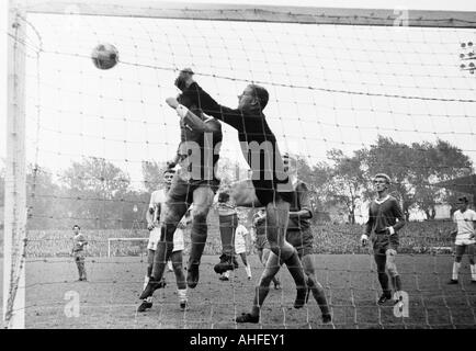 Calcio, Bundesliga, 1965/1966, FC Schalke 04 contro il Borussia Moenchengladbach 0:0, Stadio Glueckaufkampfbahn a Gelsenkirchen, scena del match, salvare dal detentore Horst Muehlmann (S04), f.l.t.r. Gerhard Neuser (S04), Herbert Laumen (MG), Klaus Fichtel ( Foto Stock