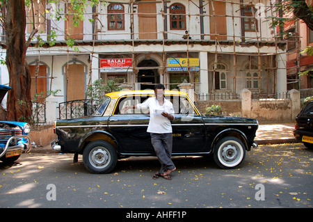 Mumbai taxi e il conducente, India Foto Stock
