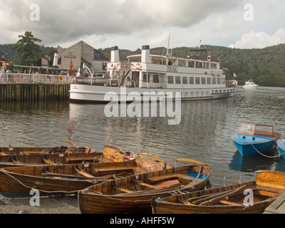 Piacere cruiser 'Teal' e barche a remi ormeggiate fino al Lago di Windermere, Bowness-on-Windermere. Foto Stock