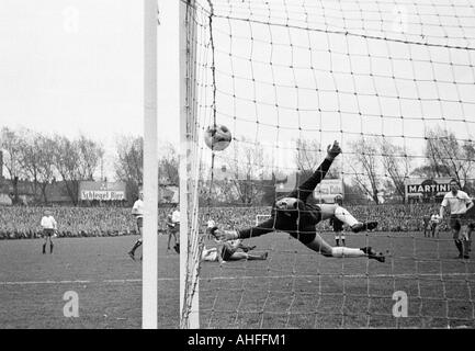 Calcio, Bundesliga, 1965/1966, FC Schalke 04 contro Hamburger SV 2:1, Glueckaufkampfbahn Stadium di Gelsenkirchen, scena del match, 1:0 obiettivo di Gerhard Neuser (S04, arenarsi, coperto), il custode Horst Schnoor (HSV) è chanceless Foto Stock