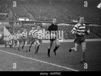 Calcio, Bundesliga, 1965/1966, Wedau Stadium di Duisburg, Meidericher SV versus Borussia Moenchengladbach 3:2, il team Meiderich entra nel Wedau Stadium, capitano della squadra Werner Kraemer, dietro il detentore Manfred Manglitz, Werner Lotz, Hartmut Heidemann, Ca Foto Stock