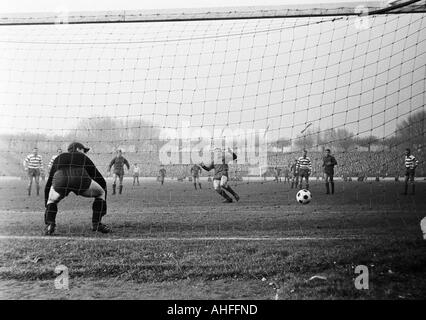 Calcio, Bundesliga, 1965/1966, Wedau Stadium di Duisburg, Meidericher SV versus Borussia Moenchengladbach 3:2, scena del match, 1:0 obiettivo da Guenter Netzer (MG, medio) convertire una sanzione, custode Manfred Manglitz (MSV) è chanceless Foto Stock