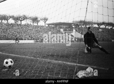 Calcio, Bundesliga, 1965/1966, Wedau Stadium di Duisburg, Meidericher SV versus Borussia Moenchengladbach 3:2, scena del match, 3:2 obiettivo da Jupp Heynckes (MG, non mostrato), il custode Manfred Manglitz (MSV) viene battuto Foto Stock