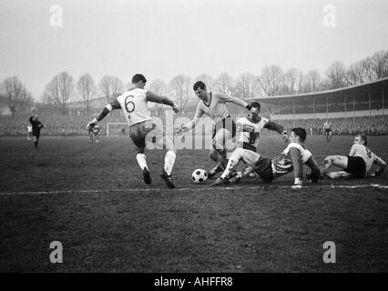 Calcio, Bundesliga, 1965/1966, Stadio Rote Erde a Dortmund, Borussia Dortmund contro SV Werder Bremen 2:1, scena del match, f.l.t.r. Max Lorenz (Brema), Lothar Emmerich (BVB), Josef Piontek (Brema, coperto), Hans Schulz (Brema), Siegfried detenuti ( Foto Stock