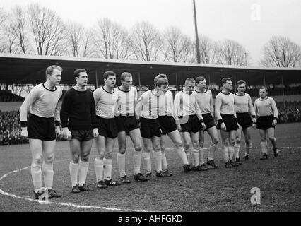 Calcio, Bundesliga, 1965/1966, Stadio Rote Erde a Dortmund, Borussia Dortmund contro FC Bayern Monaco 3:0, team fotografia, shot del Borussia Dortmund, f.l.t.r. Wolfgang Paul, Hans Tilkowski, Lothar Emmerich, Friedhelm Groppe, Alfred Schmidt, Theodor R Foto Stock