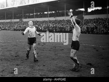 Calcio, Bundesliga, 1965/1966, Stadio Rote Erde a Dortmund, Borussia Dortmund contro FC Bayern Monaco 3:0, i giocatori di Dortmund esultanza circa un obiettivo, sinistra Siegfried detenute, proprio marcatore Lothar Emmerich Foto Stock