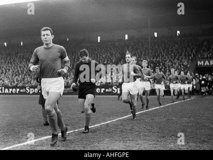 Calcio, Bundesliga, 1965/1966, FC Schalke 04 versus Eintracht Frankfurt 3:2, team di Schalke entra nel Glueckaufkampfbahn Stadium, capitano della squadra Manfred Kreuz, dietro il detentore Josef Melting, Hans Juergen beker Alfred Pyka (coperto), Heinz Pliska, fritti Foto Stock