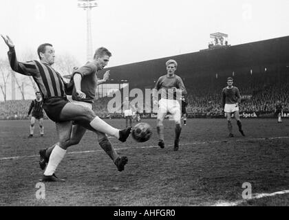 Calcio, Bundesliga, 1965/1966, FC Schalke 04 versus Eintracht Frankfurt 3:2, Glueckaufkampfbahn Stadium di Gelsenkirchen, scena del match, f.l.t.r. Istvan Sztani (Francoforte), Heinz Pliska (S04), Klaus Fichtel (S04), Friedel Rausch (S04) Foto Stock