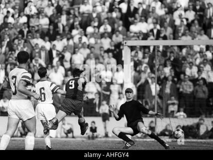 Calcio, Bundesliga, 1965/1966, Wedau Stadium di Duisburg, Meidericher SV rispetto a FC Bayern Monaco 1:1, scena del match, f.l.t.r. Johann Sabath (MSV), Michael Bella (MSV), Gerd Mueller (FCB), il custode Manfred Manglitz (MSV) Foto Stock