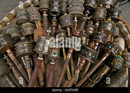Nepalese e artigianato tibetano ruote della preghiera per la vendita su un mercato in stallo Kathmandu in Nepal Foto Stock