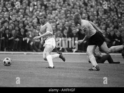 Calcio, Bundesliga, 1965/1966, Borussia Dortmund versus TSV Monaco 1860 0:2, Rote Erde Stadium, scena del match, duello tra Zeljko Perusic (Muenchen, a sinistra) e Siegfried detenute (Dortmund) Foto Stock