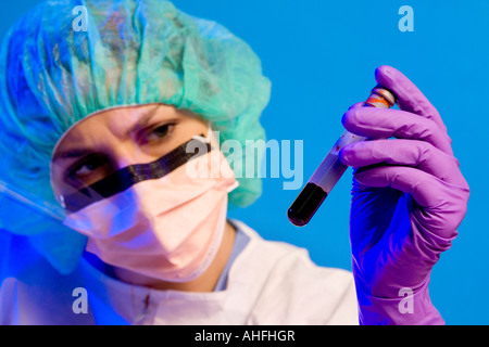 Femmina tech lab azienda singola provetta campione in mano. Foto Stock