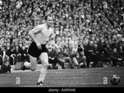 Calcio, Bundesliga, 1965/1966, Borussia Dortmund versus TSV Monaco 1860 0:2, Rote Erde Stadium, scena del match, Wolfgang Paul (BVB) in possesso palla Foto Stock