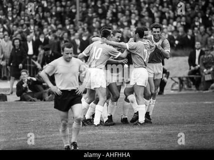 Calcio, Bundesliga, 1965/1966, Stadio Rote Erde a Dortmund, Borussia Dortmund versus TSV Monaco 1860 0:2, Monaco di Baviera i giocatori esultanza al 0:2 obiettivo da Peter Grosser (1860, non mostrato), è stata una decisione preliminare in favore del tedesco la LOT Foto Stock