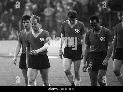 Calcio, Bundesliga, 1965/1966, Wedau Stadium di Duisburg, Meidericher SV versus Hannover 96 2:2, i giocatori di calcio lasciando il passo, f.l.t.r. Fred Hoff, Bernd Kettler, Bodo Fuchs, Stefan Bena (tutti) di Hannover Foto Stock