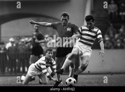 Calcio, Bundesliga, 1965/1966, Wedau Stadium di Duisburg, Meidericher SV versus Hannover 96 2:2, scena del match, f.l.t.r. Hans Siemensmeyer (Hannover), Michael Bella (Duisburg), Bodo Fuchs (Hannover), Heinz van Haaren (Duisburg) Foto Stock