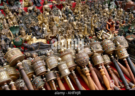Nepalese e Tibetano artigianato comprese ruote della preghiera per la vendita su un mercato in stallo Kathmandu in Nepal Foto Stock