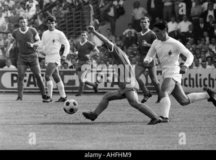 Calcio, Bundesliga, 1966/1967, FC Schalke 04 contro il Borussia Moenchengladbach 0:0, Stadio Glueckaufkampfbahn a Gelsenkirchen, scena del match, f.l.t.r. Manfred Kreuz (S04), Gerhard Elfert (MG), Horst Blechinger (S04, Gerhard Neuser (S04), Karl Hein Foto Stock