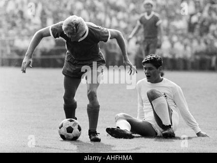 Calcio, Bundesliga, 1966/1967, FC Schalke 04 contro il Borussia Moenchengladbach 0:0, Stadio Glueckaufkampfbahn a Gelsenkirchen, scena del match, duello tra Klaus Fichtel (Schalke, a sinistra) e Heinz Wittmann (MG) Foto Stock